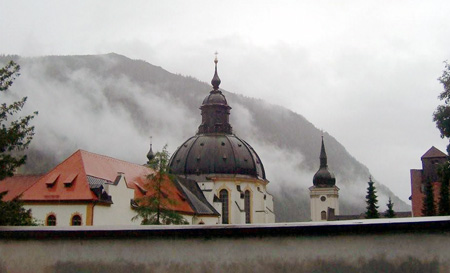 Kloster Ettal hinter der Klostermauer im Regen