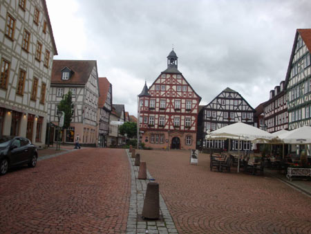 Marktplatz mit Rathaus in Grünberg, Hessen