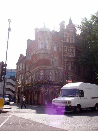 Pub im Eckhaus, London