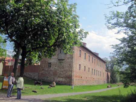 Die Burg am Ufer des Storkower Sees