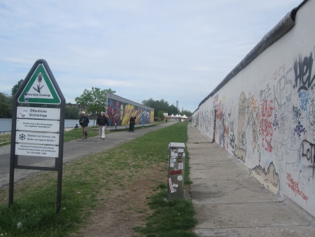 Grünstreifen zwischen den Mauern