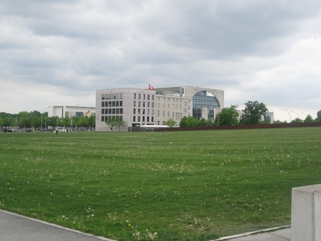 Bundeskanzleramt vom Park aus