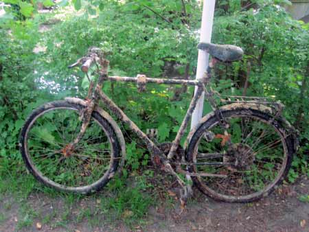 Fahrrad am Flussufer