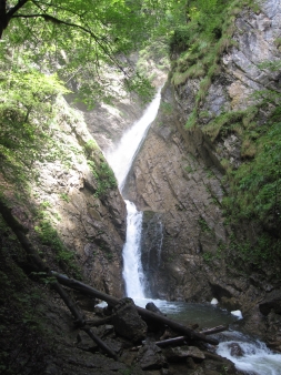 Wasser stürzt von oben herab