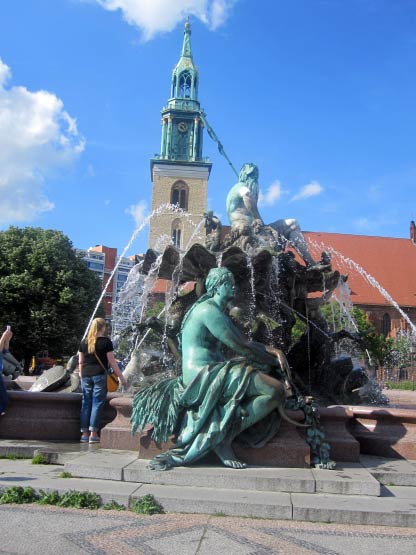 Neptunbrunnen vor Marienkirche