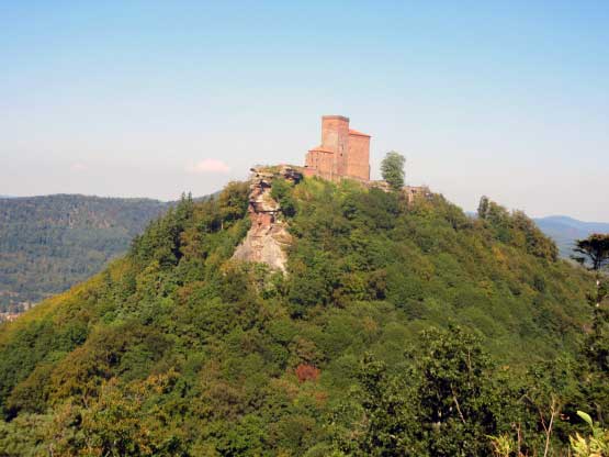 Burg Trifels von Ruine Anabos aus.