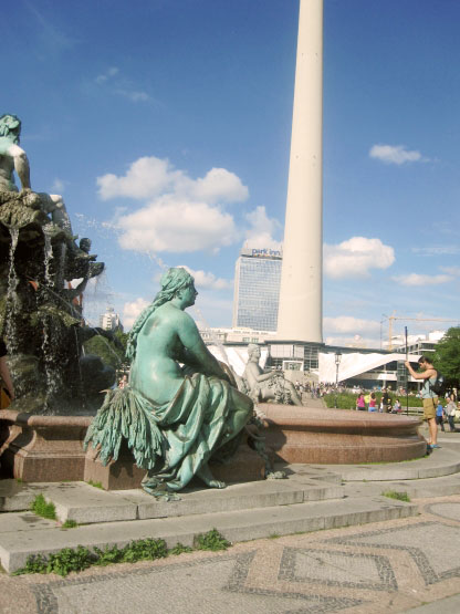 Neptunbrunnen vor Fernsehturm und Park Inn