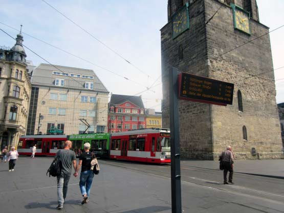 Straßenbahn vor dem Roten Turm