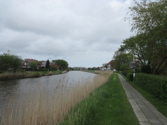 Promenade auf dem Harle-Deich in Richtung Nordsee.