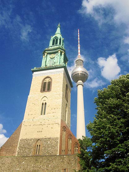 Marienkirche vor Fernsehturm