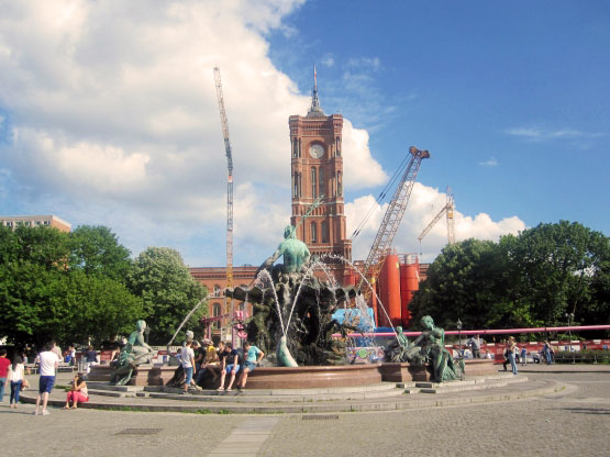 Neptunbrunnen vor Rotem Rathaus