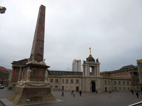 Obelisk, Eingangstor und Mercure-Hotel