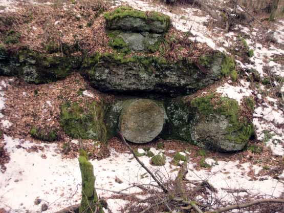 Mühlstein in einem Fels