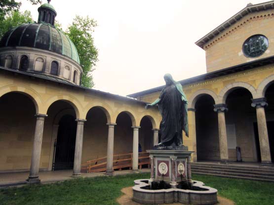 Die Friedenskirche im Park