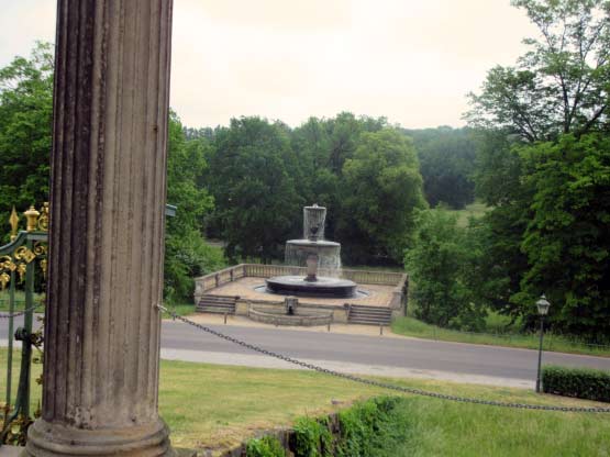 Der Brunnen hinter dem Schloss.