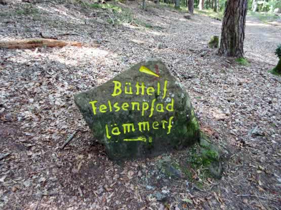 Wegweiser zwischen den Felsmassiven